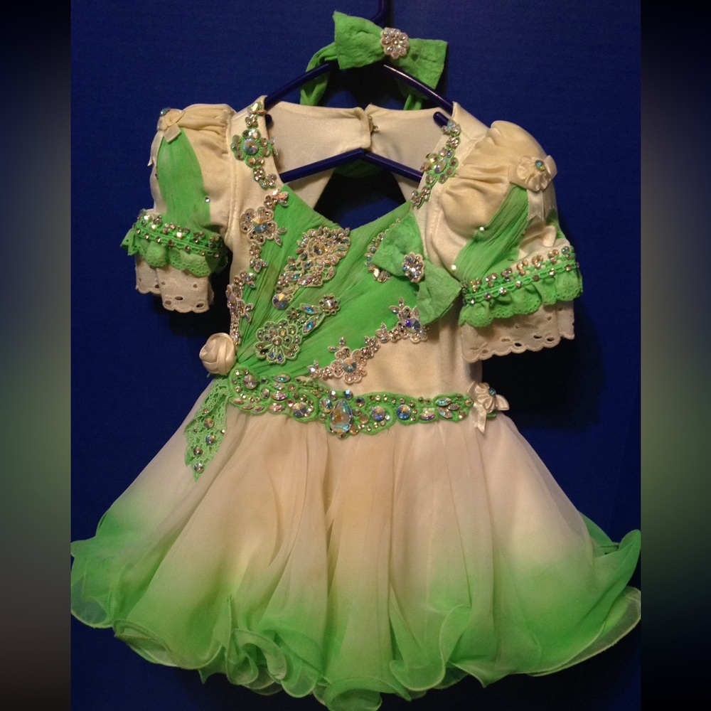 Pageant dress. Multi award winning. Unique Lime green/white dress 2T.